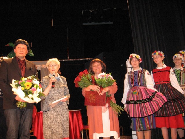 35 lat pracy w radomskiej kulturze obchodziła Izabella Mosańska - Surma (w środku z kwiatami).