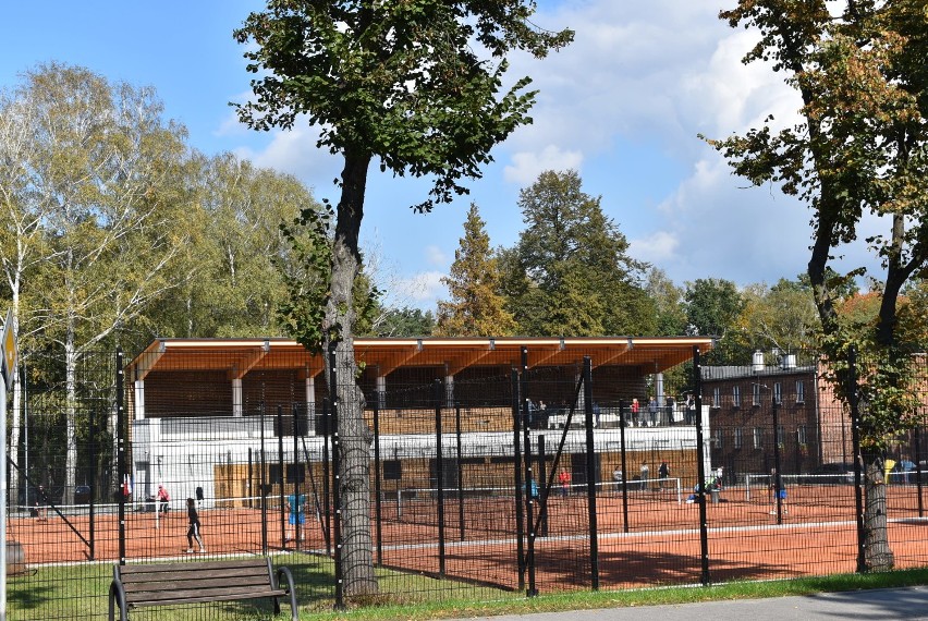 Korty tenisowe w Chełmku jak nowe. Kompleks przy ul. Brzozowej po modernizacji prezentuje się okazale. Cieszą się miłośnicy tenisa [ZDJĘCIA]