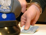 Policja w Chorzowie: zamiast 300 zł mandatu, próbował wręczyć stuzłotową łapówkę