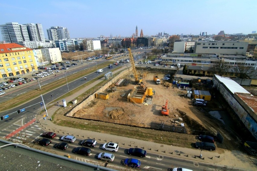 Budowa biurowca Infinity przy pl. Solidarności we Wrocławiu.