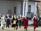 Polonez dla Niepodległej. Uczniowie Zespołu Szkół Technicznych w Suwałkach tańczyli w Parku Konstytucji 3 Maja