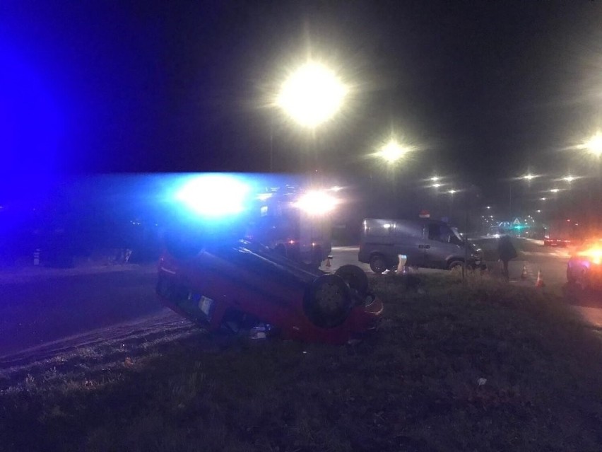 Wypadek w Gdyni. Samochód osobowy dachował po zderzeniu....