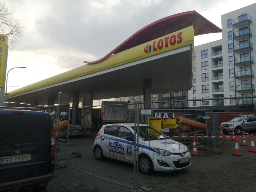 Blokada stacji Lotos na ul. Hallera w Gdańsku. Robyg wypowiedział umowę najmu i twierdzi, że Lotos zajmuje teren bezprawnie 