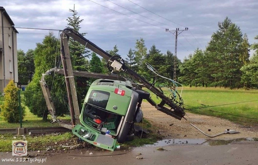 Wypadek w Imielinie. Samochód, który dachował zatrzymał się...