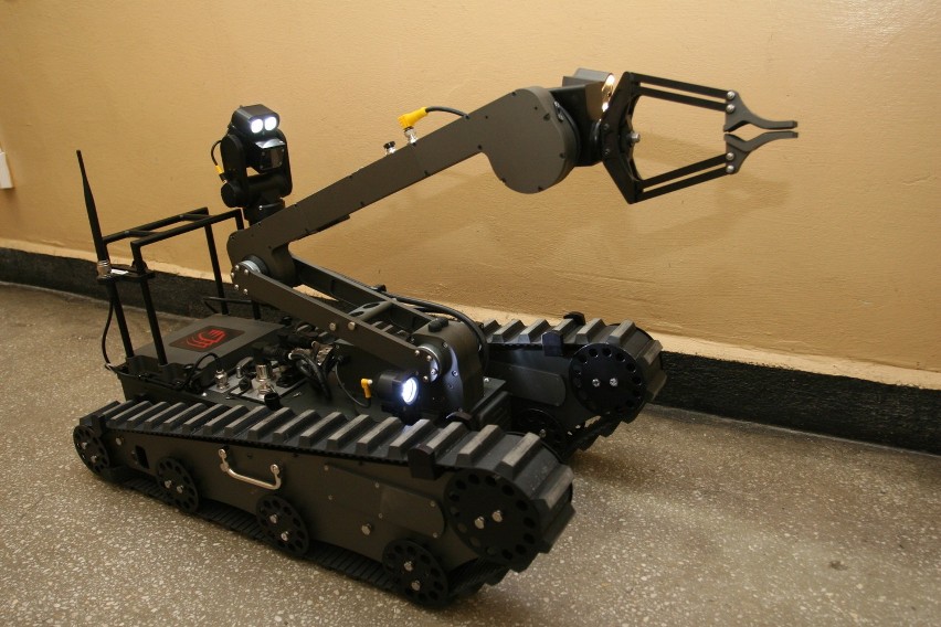 Nowe pistolety, robot i kolczatki dla lubelskiej policji