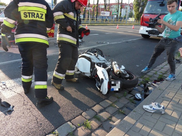 Do tragicznego wypadku motocyklisty z "elką" doszło w połowie czerwca na wysokości stacji paliw Lotos w Grudziądzu. Do dziś palą się w tym miejscu znicze.