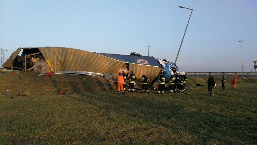 Wypadek na obwodnicy: kierowca tira jechał pod wpływem alkoholu [Nowe fakty]