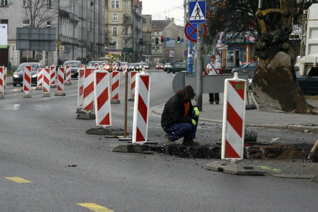 Utrudnienia na ulicy Czarnieckiego w Legnicy.