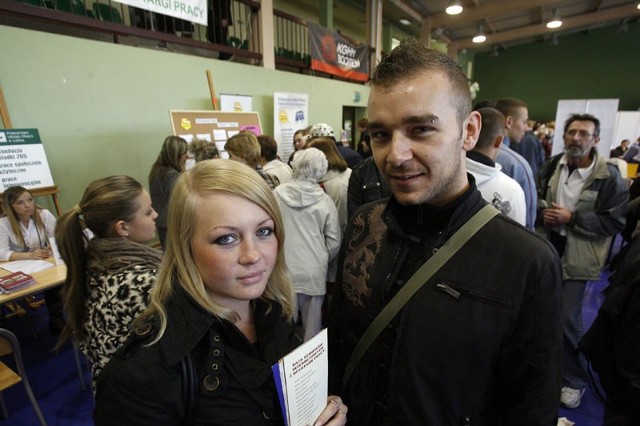 Lubinianin Jarosław Fila poszukuje pracy biurowej. Na zdjęciu z koleżanką Katarzyną Kopeć.