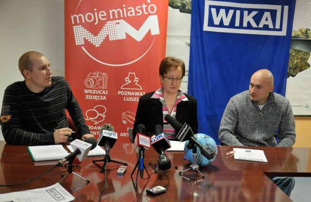 Losowanie. Od prawej Kamil Śniadowski (WIKA Polska), Elżbieta Szparaga (dyrektor OSiR), Marcin Gołembiewski (SKF FUTSAL).