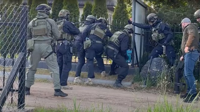 W piątek 2 czerwca, kilka minut po godz. 6 rano, policjanci przy wsparciu mundurowych z Samodzielnego Pododdziału Kontrterrorystycznego Policji w Gdańsku weszli na teren posesji starszego z braci.