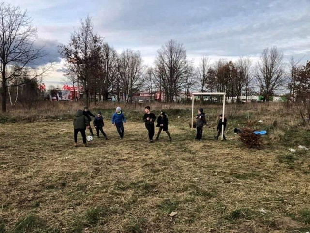 Na osiedlu Europejskim w Gorzowie brakuje miejsca do gry w piłkę. Dlatego grupa dzieci postanowiła wziąć sprawy w swoje ręce i sama zrobiła boisko.