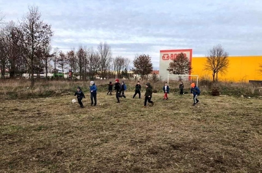 Plac do gry w piłkę nożną powstał na niezagospodarowanym...