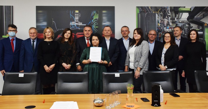 Karpacka Państwowa Uczelnia podpisała umowę z największymi firmami z Krosna w sprawie studiów dualnych na kierunku automatyka i robotyka