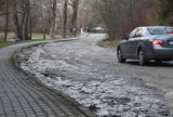 Opłakany stan drogi na Górę św. Marcina w Tarnowie. Po ataku zimy i odwilży ulica się praktycznie rozsypała, strach jechać tam samochodem