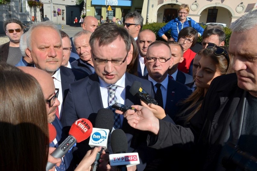 Konferencja Solidarnej Polski z udziałem Zbigniewa Ziobry w cieniu starcia KOD i zwolenników Zjednoczonej Prawicy