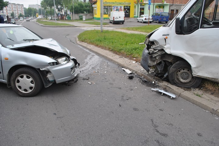 Zderzenie czołowe na Krakowskiej. Mężczyzna zasnął za kierownicą