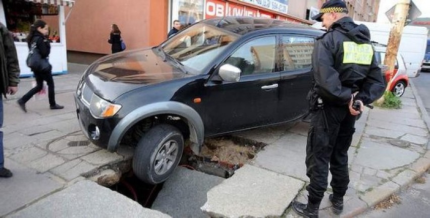 Kierowca wysiadł, a w chwilę później zapadła się pod...