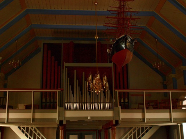 Przy organach we wnętrzu Svaneke Kirke wisi okazały model galeonu Wiking&oacute;w.
Fot. Janusz Bączyński BIKER