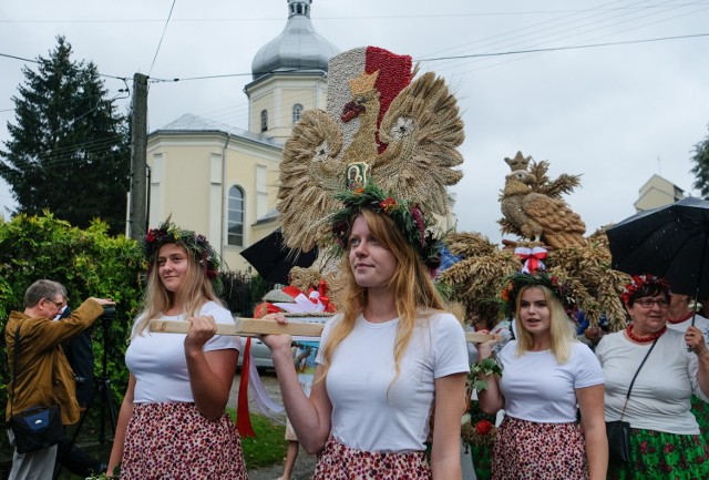 W niedzielę w Nehrybce odbyły się dożynki gminy Przemyśl. Po mszy św. w kościele parafialnym korowód dożynkowy przemaszerował na plac przy Zespole Szkół. Była prezentacja wieńców, wręczenie odznaczeń, występy artystyczne i zabawa taneczna.

Zobacz także: Tysiące słoneczników na polu w Wapowcach pod Przemyślem
