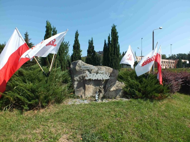 Byli i obecni związkowcy „Solidarności” stanowczo protestują przeciw umieszczeniu samochodu „star” przy Rondzie Solidarności