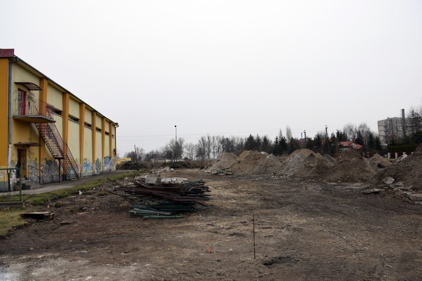 W Łasku rozpoczęła się budowa nowoczesnego boiska za 2,5 mln...