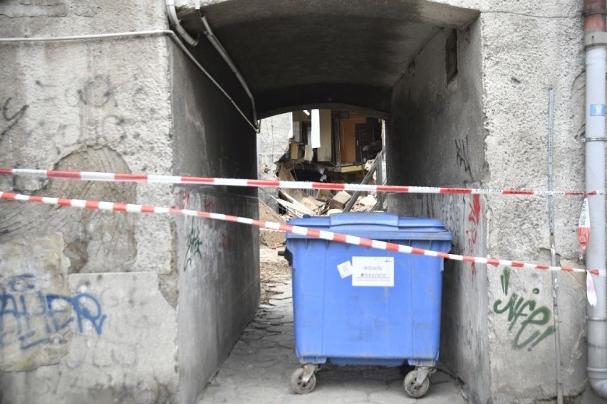 Zawaliła się kamienica przy ulicy 25 Czerwca w Radomiu. Rodziny straciły dach nad głową, miasto zapewni im nowe mieszkania (NOWE ZDJĘCIA)