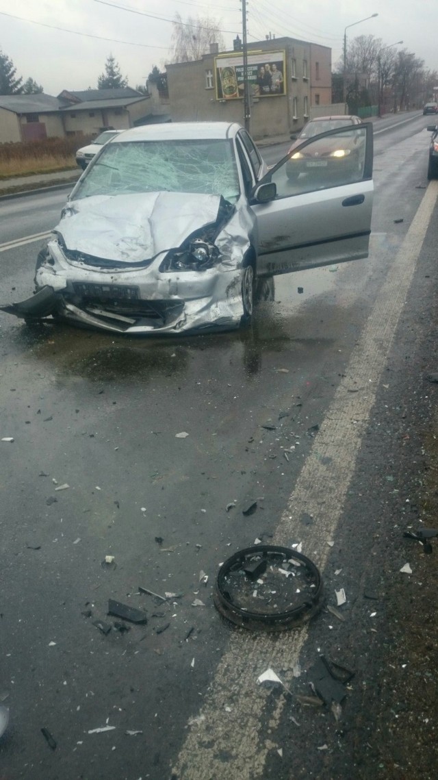 Renault Thalia jechał od strony czeladzi w stronę Dąbrowy Górniczej.  Kierowca renault chciał zawrócić na odcinku drogi,  wymuszajac pierwszeństwo na Pojeździe jadącym z Dąbrowy Górniczej.