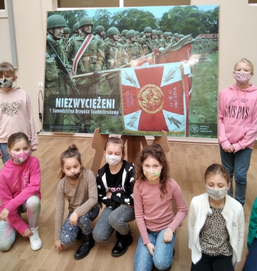 Powiat gostyński. Koloryzowane zdjęcia okazały się hitem w Szkole Podstawowej w Piaskach. Wystawa zaciekawiła uczniów [ZDJĘCIA]