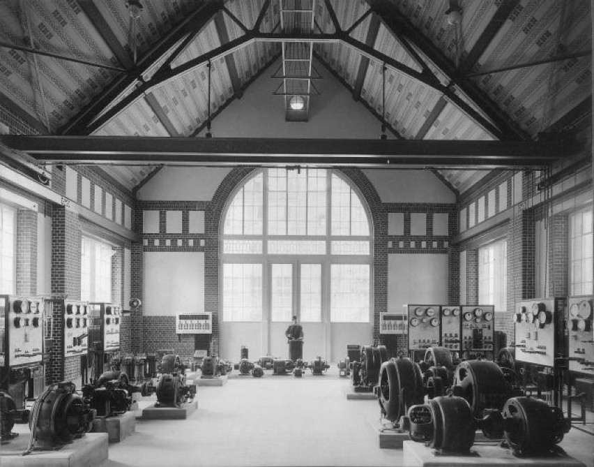 Hala maszyn dawnego Instytutu Elektrotechnicznego, ok. 1910....
