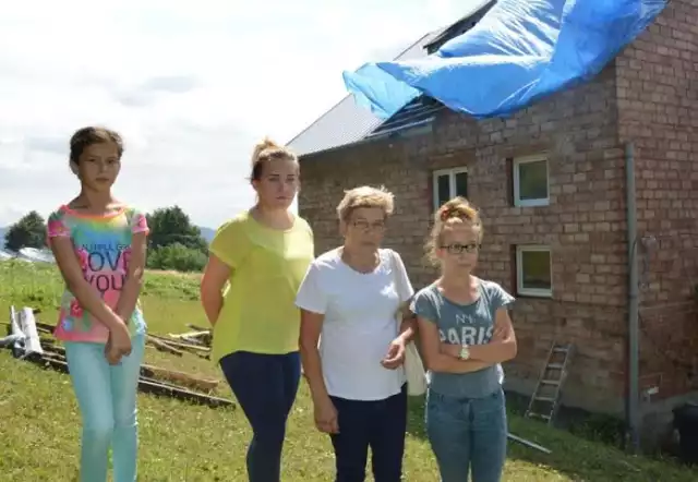 Celina Szczęch (druga od prawej) z córkami: 10-letnią Olą (pierwsza od lewej), 22-letnią Karoliną oraz 18-letnią Magdą, były przerażone tym, co się stało z ich domem. Na razie nie mogą w nim mieszkać