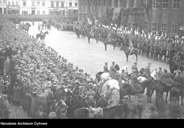 Wojsko i mieszkańcy miasta przed ratuszem - widok z góry.

Daty:

1920 - 1920