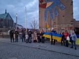 Zgorzelec solidaryzuje się z Ukrainą. Na moście pojawiły się flagi oraz przedstawiciele samorządu