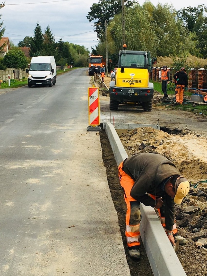 Trwa budowa chodnika w Olbrachcicach i remont drogi w Łęgoniu