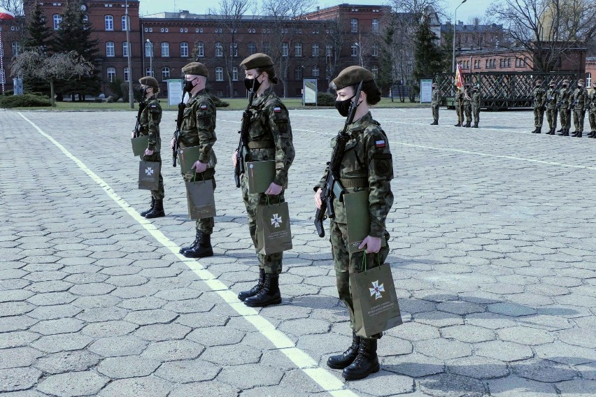 Na placu apelowym koszar przy ul. Dworcowej w Inowrocławiu...