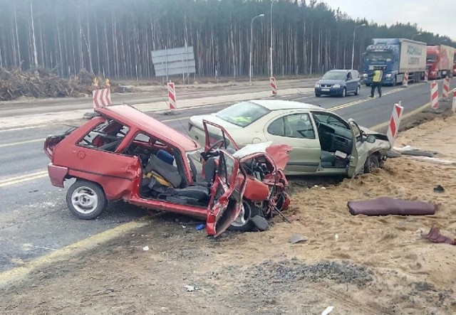 Mimo apeli kierowców i doniesień medialnych o kolejnych niebezpiecznych manewrach na S3, wielu kierowców wciąż naraża życie swoje i innych, jadąc pod prąd lubuską ekspresówką. 

Przedstawiamy przykłady takich nieodpowiedzialnych zachowań za kierownicą. Ostatni taki przypadek miał miejsce w niedzielę, 31 maja. Pijany kierowca wjechał na S3 i zderzył się czołowo z ciężarówką. Wcześniej starsza kobieta jechała pod prąd ekspresówką. Tylko refleks jednego z kierowców zapobiegł czołowemu zderzeniu przy ogromnej prędkości.

Niestety, tego typu przypadków jest dużo więcej. Na kolejnych zdjęciach w galerii prezentujemy przypadki jazdy pod prąd na S3 w Lubuskiem. 

Zobacz też wideo: Pod prąd na S3. 85-letnia kobieta niemal doprowadziła do czołowego zderzenia. 


