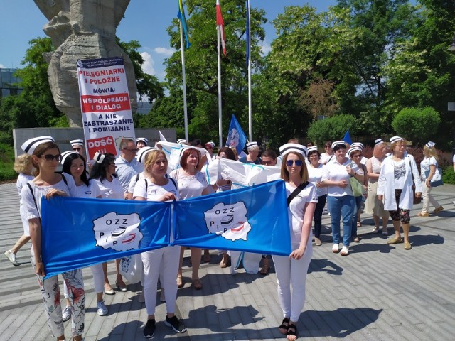 Protestujące pielęgniarki i położne nie akceptują proponowanych przez rząd regulacji dotyczących minimalnego wynagrodzenia, które nie bierze pod uwagę doświadczenia pracownika, tylko jego wykształcenie.