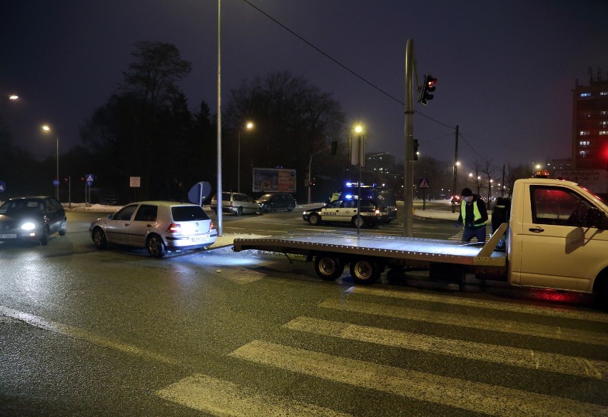 Zderzenie trzech samochodów na skrzyżowaniu Słowackiego i...