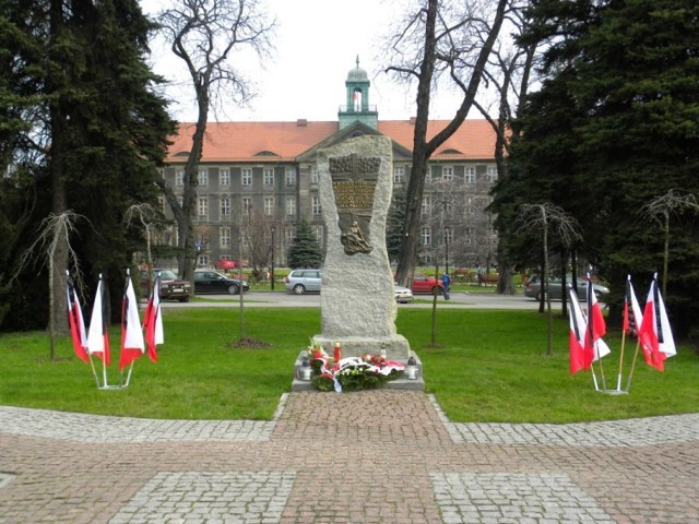 Pomnik ofiar terroru komunistycznego lat 1945-1956 stojący przed bytomskim magistratem
