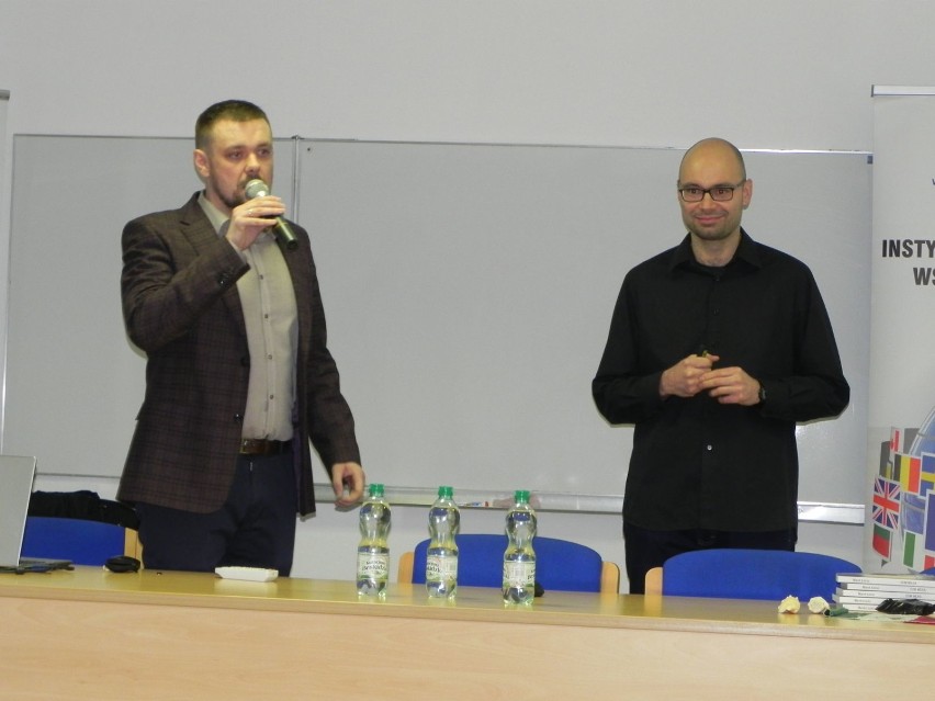 Doktor Paweł Kaptur (z lewej) przedstawia Marka Łasisza.