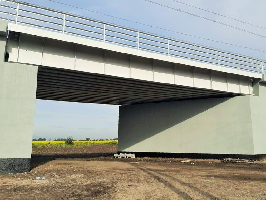 Inwestycja PKP PLK SA. Przebudowa wiaduktu koło Inowrocławia. Dzięki temu zapewniony został sprawniejszy przejazd pociągów [zdjęcia]