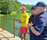 Starogard Gdański. Policjanci i strażacy przypominają o bezpiecznym wypoczynku nad wodą FILM