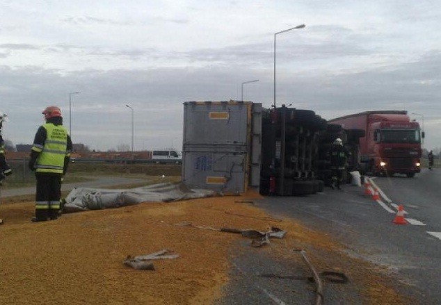 Dobrodzień: Wywrócona ciężarówka na obwodnicy. Utrudnienia na drodze