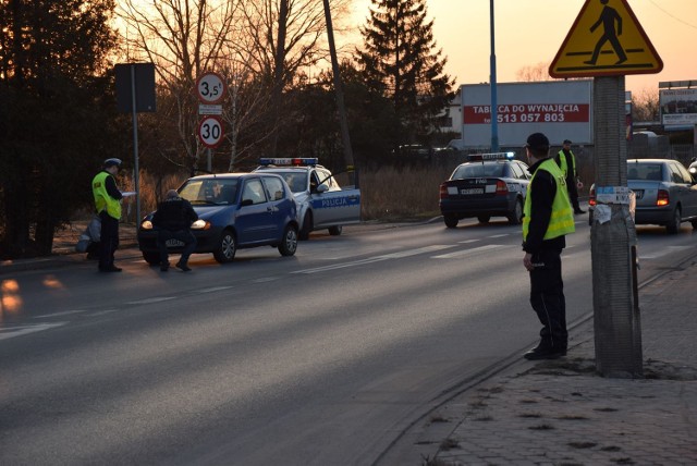 Wypadek na ulicy Wyszyńskiego – na przejściu została potrącona 53-letnia skierniewiczanka. Kobietę odwieziono do szpitala.