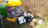 Bałagan wokół pojemników na śmieci w gminie Skoki. Urzędnicy przypominają jak należy je segregować.