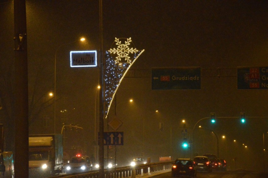 Świąteczne oświetlenie w Malborku [ZDJĘCIA]. Jak to wygląda na tle innych miast?