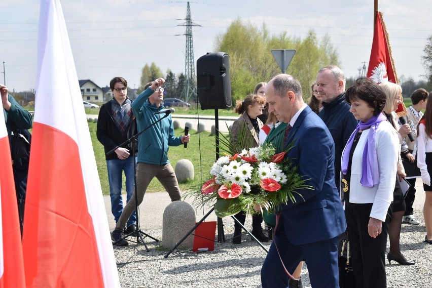 Przed Tablicami Pamięci w Brzezince w sąsiedztwie Bramy...