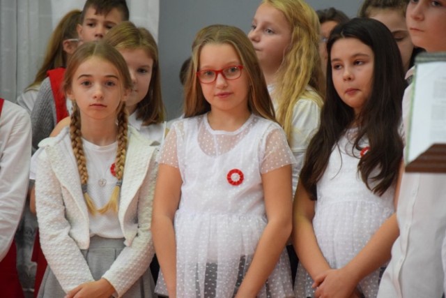 Nowy Dwór Gdański. Uczniowie Szkoły Podstawowej nr 2 przygotowali program poświęcony obchodom 100-lecia odzyskania niepodległości przez Polskę.