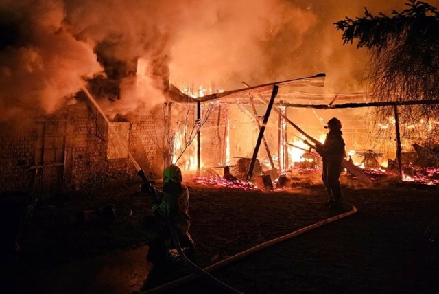 W pożarze spłonął tartak, który był źródłem utrzymania rodziny i pracujących w nim osób.