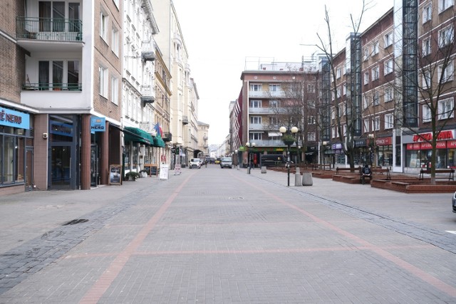 Lockdown w Warszawie. Ulica Chmielna świeci pustkami.